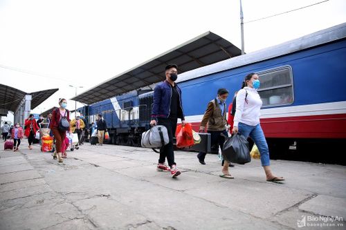 Hành khách ở Nghệ An tích cực đề phòng dịch viêm phổi Vũ Hán