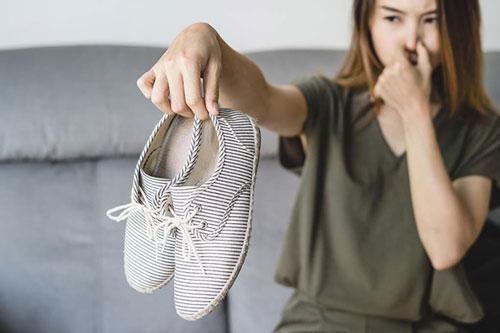 Áp dụng mẹo này, mùi hôi giày sẽ 'biến mất' trong tích tắc
