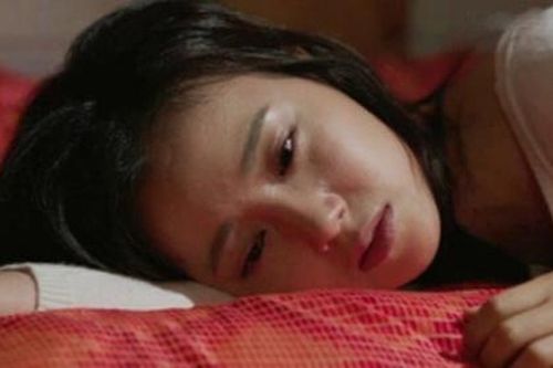 Nhìn thấy vợ đau quằn quại dưới đất, anh chép miệng: 'Cô không phải giả vờ, giả vịt'