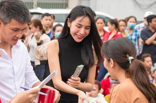 Công Vinh và Thủy Tiên: Vẻ đẹp của thần tượng có tấm lòng nhân ái