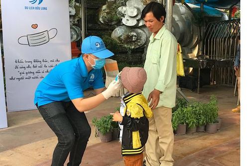 Khu du lịch Bửu Long phát khẩu trang miễn phí cho du khách
