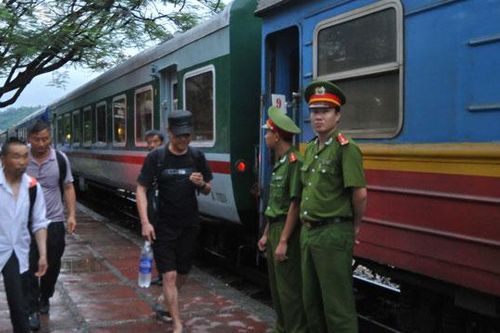 Tạm dừng chạy tàu SP1, SP2 Lào Cai - Hà Nội