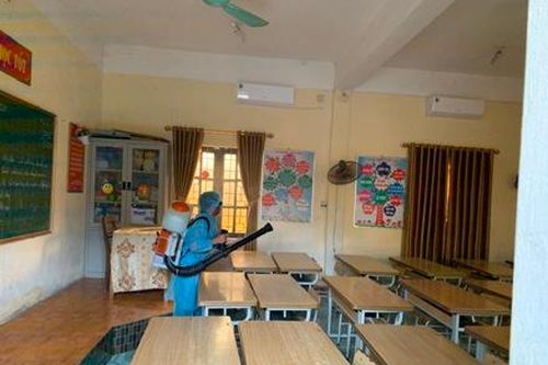 Tổ chức phun thuốc khử trùng tại các trường học phòng, chống vi rút Corona