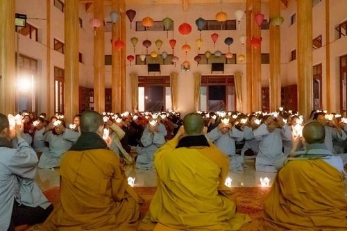 Quảng Bình : Ấm áp đêm hoa đăng tại chùa Hoằng Phúc