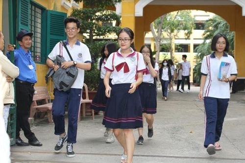 Kiểm tra học sinh từ cổng trường để phòng chống virus Corona