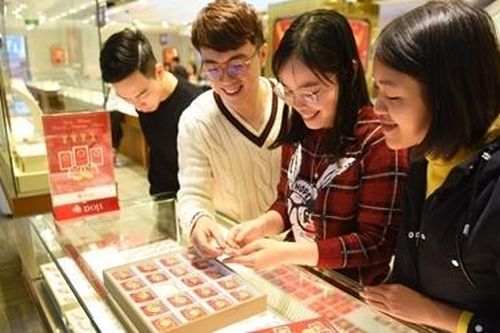 Mua vàng ngày Vía Thần tài: Vui thôi, đừng vui quá!