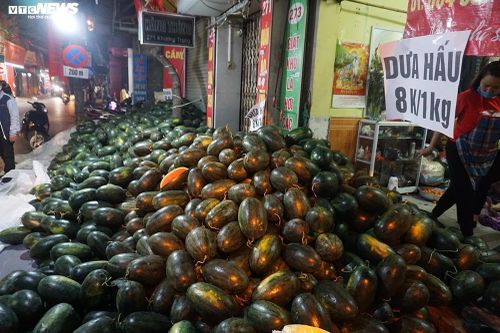 Cửa khẩu ngừng thông quan, hàng nông sản lại chạy về Thủ đô chờ giải cứu