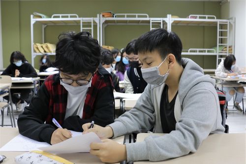 Phòng dịch corona, các trường có cần bắt học sinh đeo khẩu trang suốt giờ học?