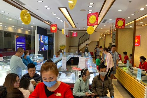 Mua vàng Thần Tài: Cửa hàng phát khẩu trang, nước rửa tay cho khách mua