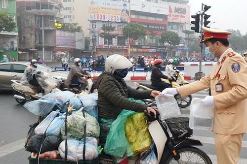 Cảnh sát giao thông Hà Nội phát khẩu trang miễn phí phòng dịch Corona