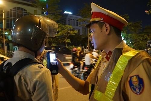 Dùng ống thổi một lần khi đo nồng độ cồn