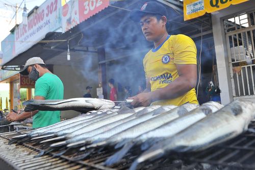Người miền Tây tăng số cá lóc nướng 20 lần cho ngày vía Thần Tài