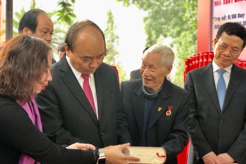 Thủ tướng thăm triển lãm sách kỷ niệm 90 năm thành lập Đảng