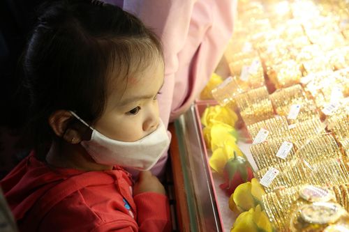 Trẻ em được bố mẹ dẫn đi mua vàng khi nghỉ học vì virus corona