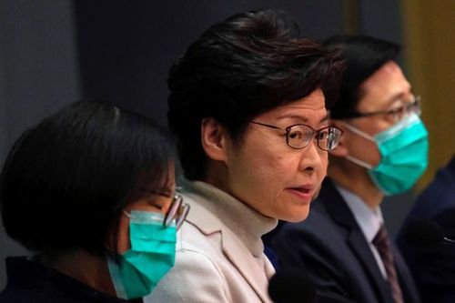 Lãnh đạo Hong Kong không đeo khẩu trang, thừa nhận đặc khu thiếu hàng