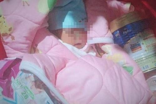 Bé gái sơ sinh bị bỏ dưới tượng Phật