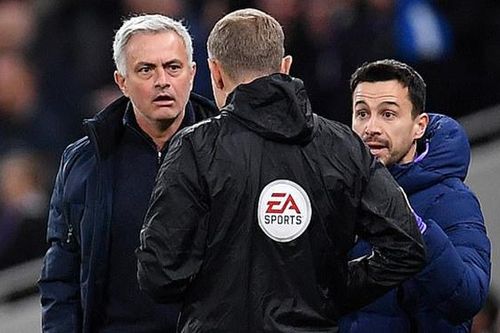 Xem Mourinho phản ứng siêu hài hước khi trọng tài bỏ qua tấm thẻ đỏ cho Sterling
