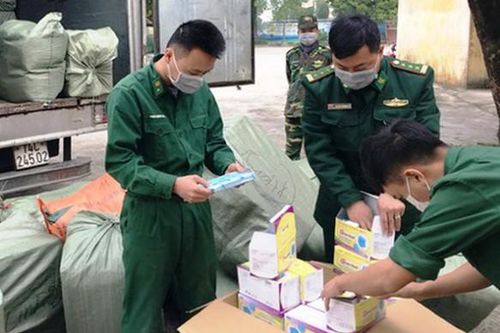 Chặn bắt nhiều vụ vận chuyển khẩu trang để bán sang biên giới
