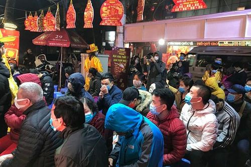 Mưa lạnh, người dân đeo khẩu trang đi mua vàng ngày vía Thần Tài từ 3h sáng
