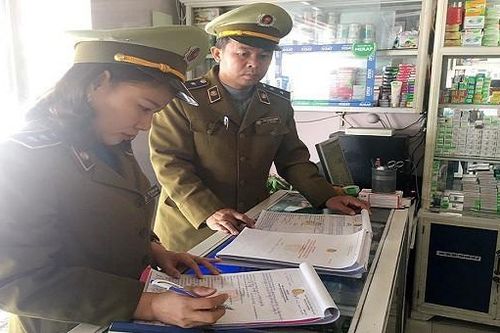 Phạt tiền 9 quầy thuốc nâng giá bán khẩu trang tại Quảng Bình