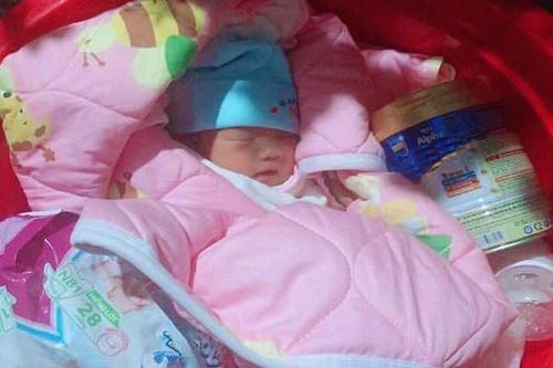Quảng Trị: Bé gái sơ sinh bị bỏ rơi trước cửa chùa trong đêm khuya