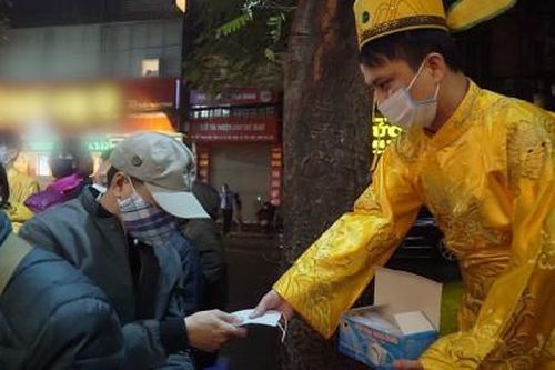 Phát khẩu trang miễn phí cho khách mua vàng ngày vía Thần Tài