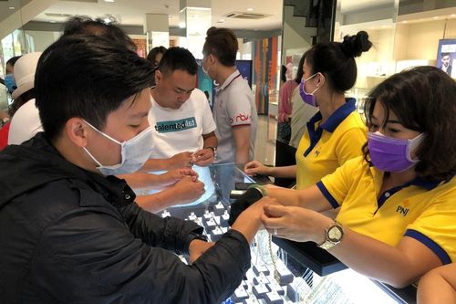 Sợ virus corona, người Sài Gòn lai rai mua vàng ngày Thần tài
