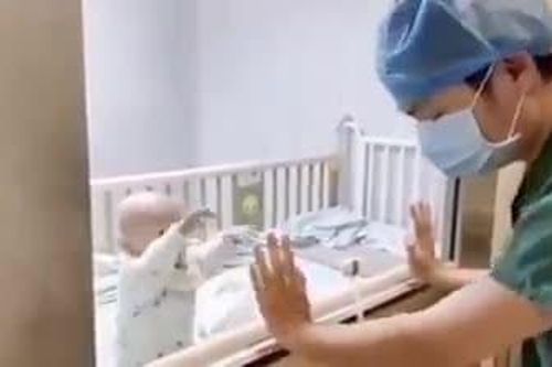 Cha khóc nấc vì không thể bế con 9 tháng tuổi bị cách ly do nhiễm corona
