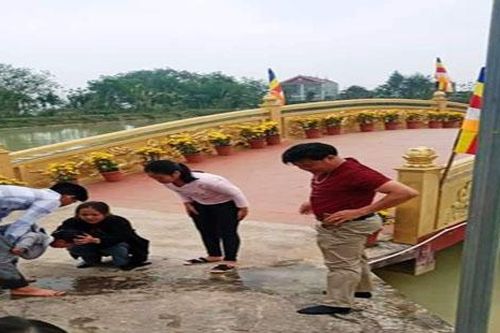 Nghệ An: Đi vãn cảnh ở chùa Giám, một cháu bé bị rơi xuống hồ nước