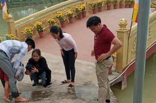 Thầy giáo dũng cảm lao xuống hồ cứu cháu bé đuối nước