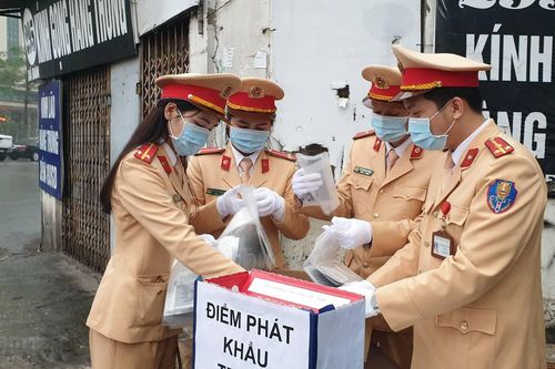 Các nhà sản xuất trong nước đẩy nhanh tiến độ sản xuất khẩu trang