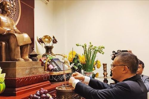 90 năm Ngày thành lập Đảng: Đảng bộ tại Campuchia tổ chức Lễ dâng hương tưởng niệm Chủ tịch Hồ Chí Minh