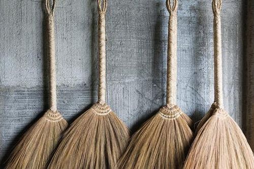 Cứ tiện tay để chổi như thế này bảo sao cả năm kém may mắn, tài lộc mãi không về