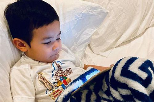Giữa mùa dịch corona, bà xã Đan Trường lo lắng khi con trai bị sốt 3 ngày liền