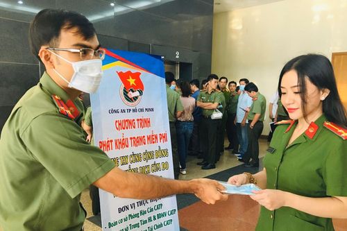 Công an TPHCM: Kết hợp phát khẩu trang miễn phí trong nhiệm vụ chuyên môn để phòng virus corona