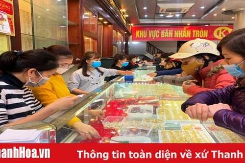 Người dân Thanh Hóa đeo khẩu trang mua vàng ngày vía Thần Tài