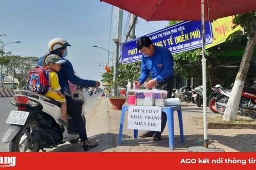 UBND TT. Phú Hòa phát khẩu trang y tế miễn phí cho người dân