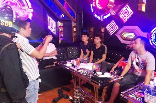 Quán karaoke mới khai trương đã cho khách sử dụng ma túy