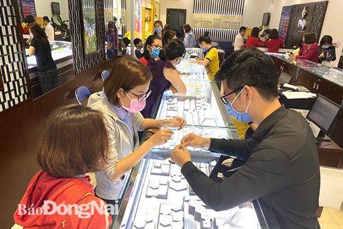 Lượng người đi mua vàng ngày vía thần Tài tăng gấp 2-3 lần