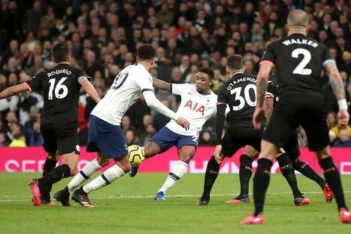 HLV Guardiola và Man City 'tung cờ trắng'