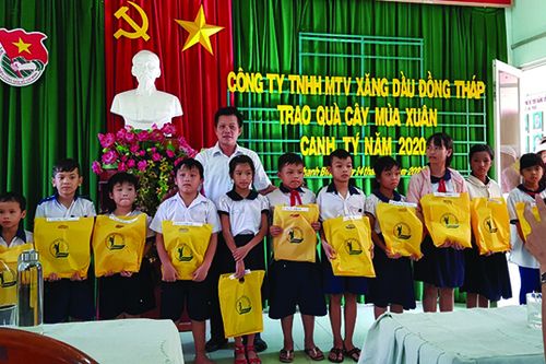 Hơn 31 tỷ đồng tặng quà Tết cho hộ nghèo, trẻ em và gia đình chính sách