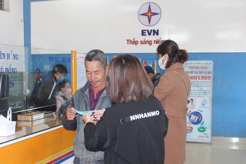 Phát khẩu trang y tế miễn phí cho khách hàng đến giao dịch tại Điện lực TP. Pleiku