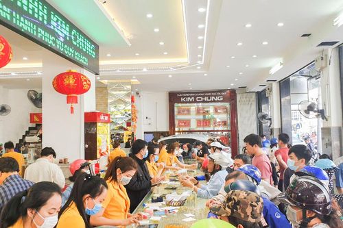 Ngày vía thần tài, người dân đổ xô đi mua vàng