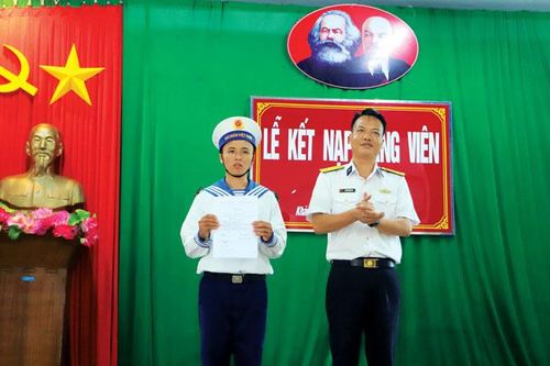 Thiêng liêng kết nạp Đảng ở Trường Sa