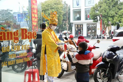 Đeo khẩu trang mua vàng ngày vía thần Tài