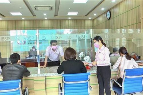 Ngân hàng Chính sách xã hội huyện Vĩnh Linh cấp phát miễn phí khẩu trang y tế cho khách hàng khi đến giao dịch