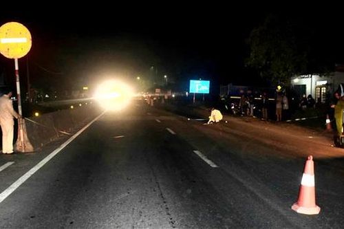 Đang đi bộ sang đường, cụ ông bị xe máy tông tử vong