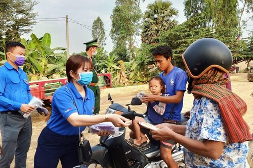 Đồng Tháp : Tặng khẩu trang y tế đến người dân biên giới