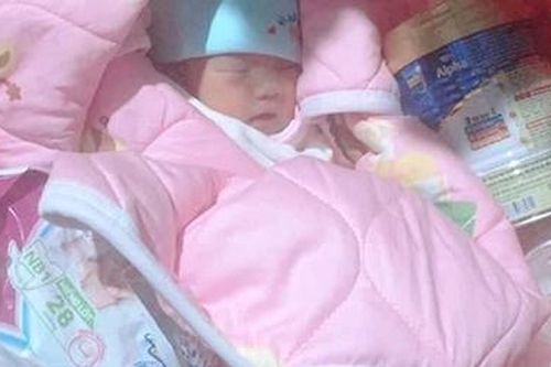 Bé gái sơ sinh bị bỏ rơi dưới chân tượng Phật