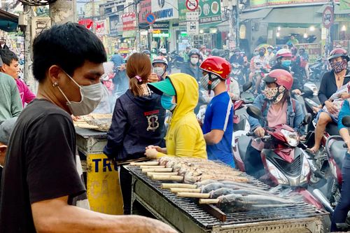 Bán cá lóc nướng ngày vía Thần Tài, thu gần 450 triệu đồng